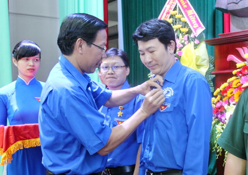 Đồng chí Phan Văn Mãi - Phó Bí thư thường trực Tỉnh ủy trao kỷ niệm chương vì thế hệ trẻ